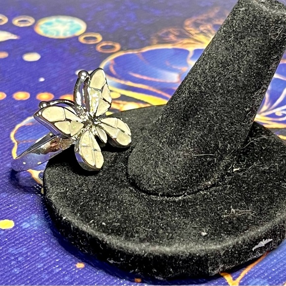 Pretty butterfly -cream/white “fireopal” ring silver tone - Picture 7 of 8